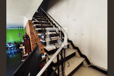 Casa de condomínio para alugar com 270m², 5 quartos e 2 vagasEscada