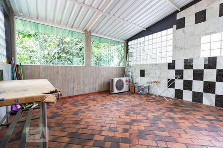 Casa à venda com 310m², 3 quartos e 2 vagasFundos