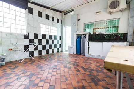 Casa à venda com 310m², 3 quartos e 2 vagasFundos