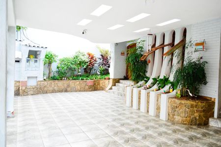 Casa à venda com 249m², 3 quartos e 3 vagasCasa Fundos Vista Imovel