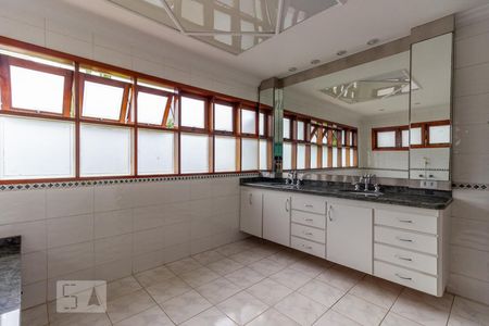 Casa de condomínio à venda com 583m², 5 quartos e 4 vagasBanheiro da Suíte Master