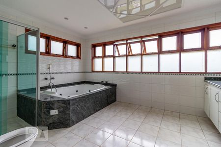 Casa de condomínio à venda com 583m², 5 quartos e 4 vagasBanheiro da Suíte Master