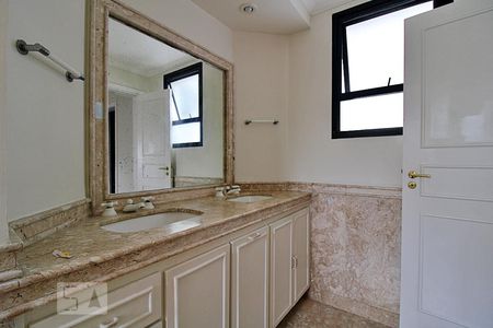 Apartamento à venda com 240m², 3 quartos e 3 vagasBanheiro da Suíte 1