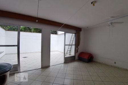 Casa à venda com 222m², 3 quartos e 2 vagasQuintal