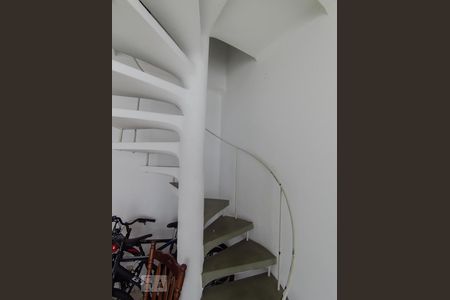 Casa à venda com 222m², 3 quartos e 2 vagasEscadas