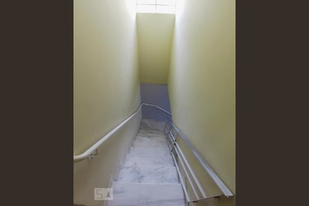 Casa à venda com 222m², 3 quartos e 2 vagasEscada