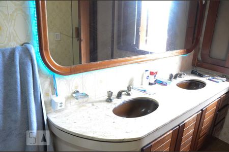 Casa à venda com 700m², 5 quartos e 4 vagasBanheiro do Quarto 2