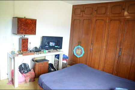 Casa à venda com 700m², 5 quartos e 4 vagasQuarto Quarto 2 - Suíte