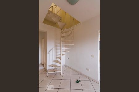 Apartamento à venda com 100m², 2 quartos e 1 vagaEscada para cobertura