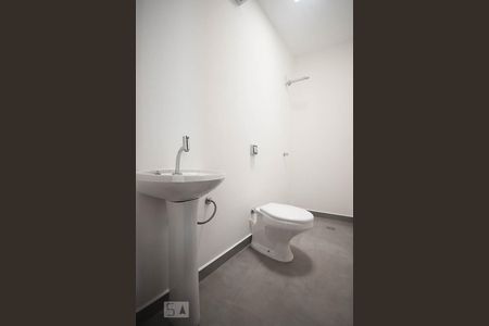 Casa para alugar com 500m², 4 quartos e 6 vagasBanheiro de Serviço 2