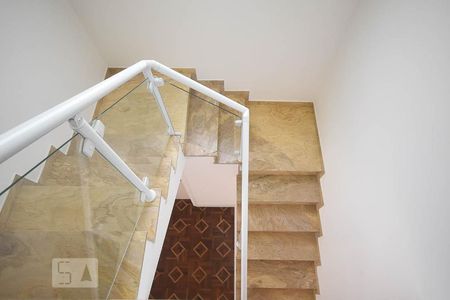 Casa para alugar com 500m², 4 quartos e 6 vagasEscada