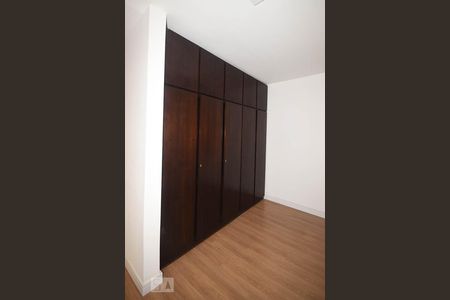 Casa para alugar com 500m², 4 quartos e 6 vagasArmário da Suíte 1