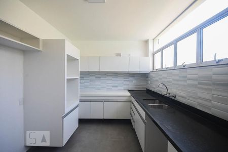 Casa para alugar com 500m², 4 quartos e 6 vagasCozinha