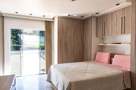 Casa à venda com 530m², 4 quartos e 4 vagas Casa à venda com 530m², 4 quartos e 4 vagasSuíte