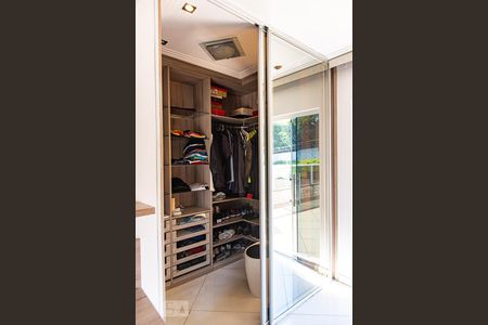 Casa à venda com 530m², 4 quartos e 4 vagas Casa à venda com 530m², 4 quartos e 4 vagasCloset