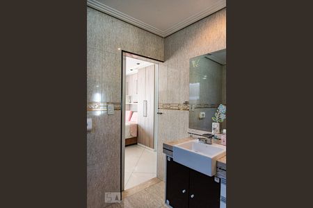 Casa à venda com 530m², 4 quartos e 4 vagas Casa à venda com 530m², 4 quartos e 4 vagasBanheiro da suíte