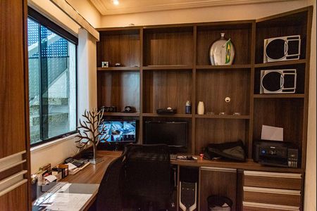 Casa à venda com 530m², 4 quartos e 4 vagas Casa à venda com 530m², 4 quartos e 4 vagasEscritório