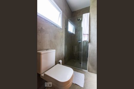 Casa à venda com 450m², 5 quartos e 4 vagasBanheiro da Suite 2
