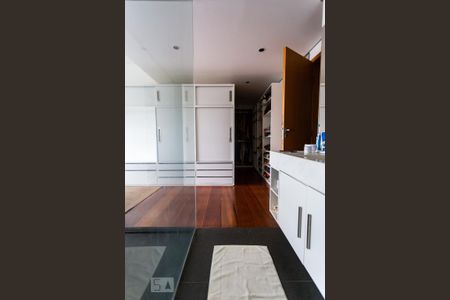 Casa à venda com 450m², 5 quartos e 4 vagasBanheiro da Suite 2