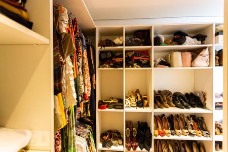 Casa à venda com 450m², 5 quartos e 4 vagasCloset