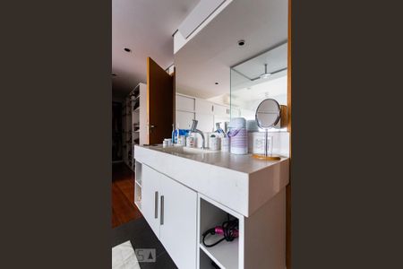 Casa à venda com 450m², 5 quartos e 4 vagasBanheiro da Suite 2