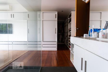 Casa à venda com 450m², 5 quartos e 4 vagasBanheiro da Suite 2