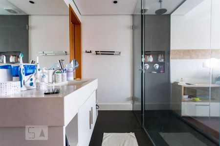 Casa à venda com 450m², 5 quartos e 4 vagasBanheiro da Suite 2