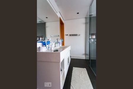 Casa à venda com 450m², 5 quartos e 4 vagasBanheiro da Suite 2