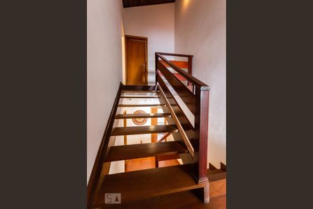 Casa à venda com 450m², 5 quartos e 4 vagasEscada