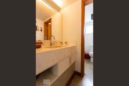Casa à venda com 450m², 5 quartos e 4 vagasLavabo