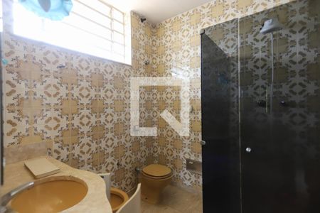 Casa para alugar com 288m², 3 quartos e 4 vagas Casa para alugar com 288m², 3 quartos e 4 vagasBanheiro da Suíte 1