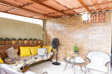 Casa à venda com 210m², 3 quartos e 2 vagas Casa à venda com 210m², 3 quartos e 2 vagasÁrea Externa