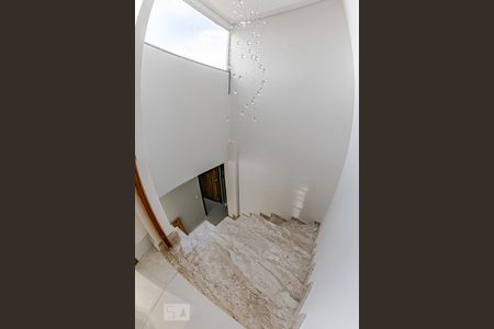 Casa para alugar com 300m², 3 quartos e 3 vagasEscadas