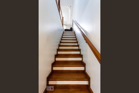 Escada de casa à venda com 5 quartos, 247m² em Vila Yolanda, Osasco