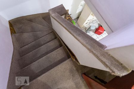 Casa à venda com 208m², 6 quartos e 2 vagasEscada de acesso à área íntima