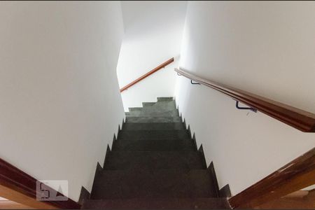 Casa para alugar com 115m², 2 quartos e 2 vagasEscadas
