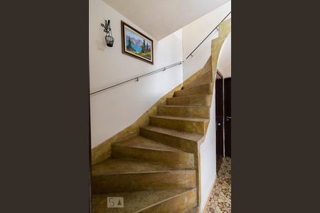 Casa à venda com 240m², 5 quartos e 1 vagaEscada 2