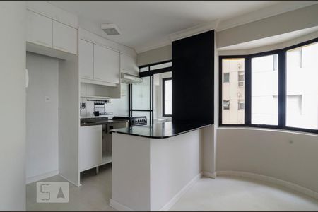 Sala e cozinha de apartamento para alugar com 1 quarto, 49m² em Pinheiros, São Paulo