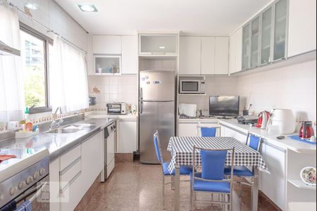 Apartamento à venda com 340m², 4 quartos e 6 vagas Apartamento à venda com 340m², 4 quartos e 6 vagasCozinha