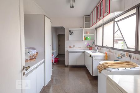 Apartamento à venda com 340m², 4 quartos e 6 vagas Apartamento à venda com 340m², 4 quartos e 6 vagasÁrea de Serviço