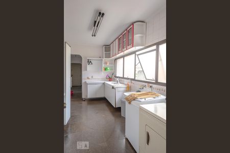 Apartamento à venda com 340m², 4 quartos e 6 vagas Apartamento à venda com 340m², 4 quartos e 6 vagasÁrea de Serviço