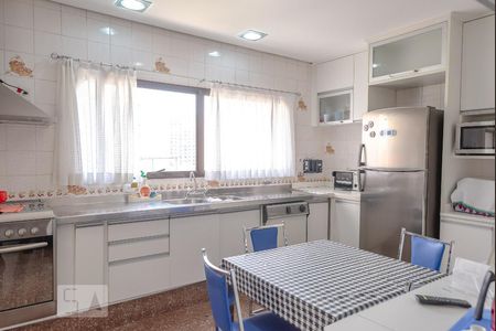 Apartamento à venda com 340m², 4 quartos e 6 vagas Apartamento à venda com 340m², 4 quartos e 6 vagasCozinha