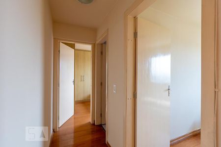 Corredor de apartamento para alugar com 2 quartos, 54m² em Capão Raso, Curitiba