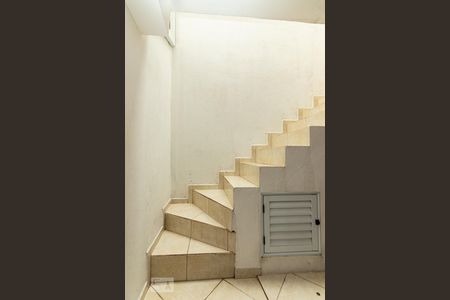 Casa à venda com 125m², 2 quartos e 5 vagasEscada acesso garagem 