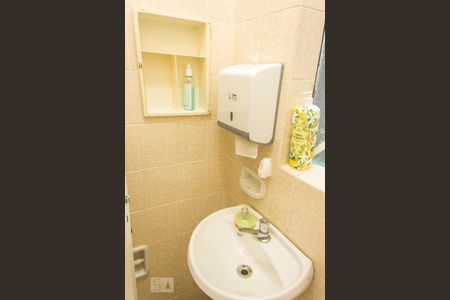 Casa à venda com 200m², 3 quartos e 5 vagasBanheiro da edícula