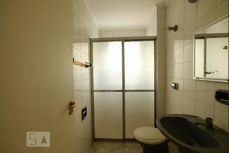 Banheiro de apartamento para alugar com 1 quarto, 48m² em Embaré, Santos