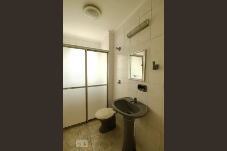 Banheiro de apartamento para alugar com 1 quarto, 48m² em Embaré, Santos