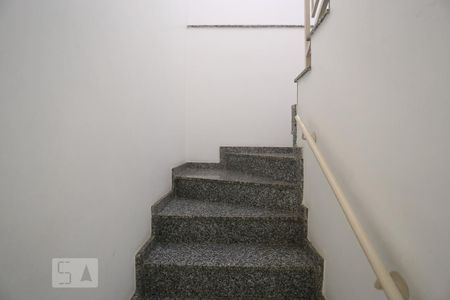 Escadas de acesso as suítes de casa à venda com 3 quartos, 178m² em Bela Vista, Osasco