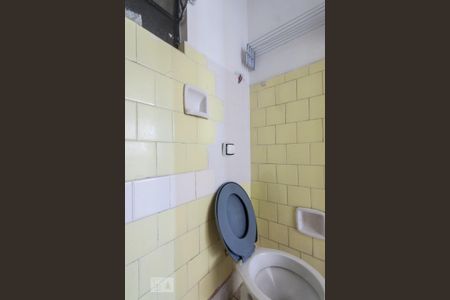 Banheiro de kitnet/studio para alugar com 1 quarto, 25m² em Centro Histórico, Porto Alegre