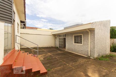 Casa à venda com 286m², 3 quartos e 3 vagasQuintal - Fundos